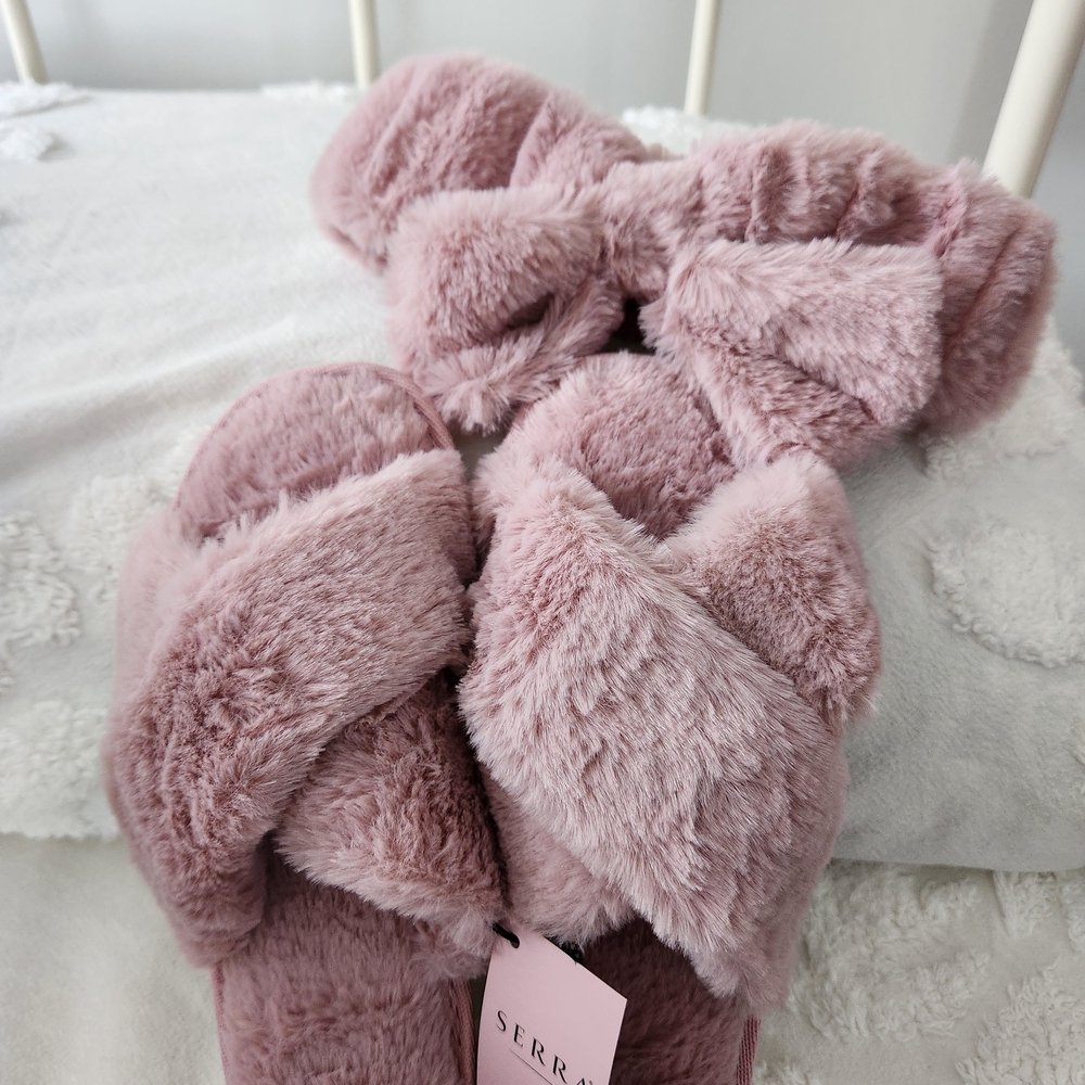 NWT Serra Pink Fuzzy Women's Slippers And Hesdband Set In Original Box